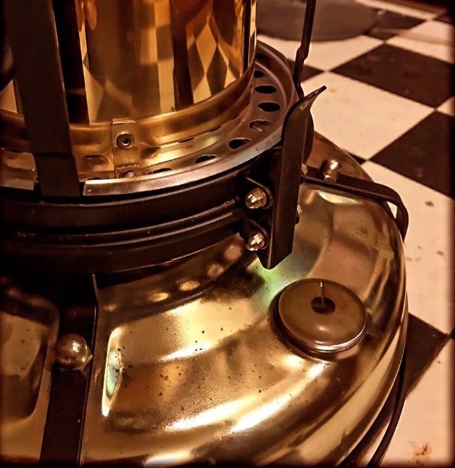 留め具のネジも真鍮